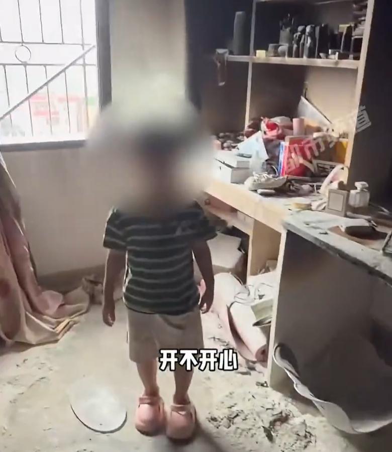 孩子烧光几十万手机爸爸问开不开心有点可怜这孩子缺乏一个完整的童年，衣带、鞋底子、