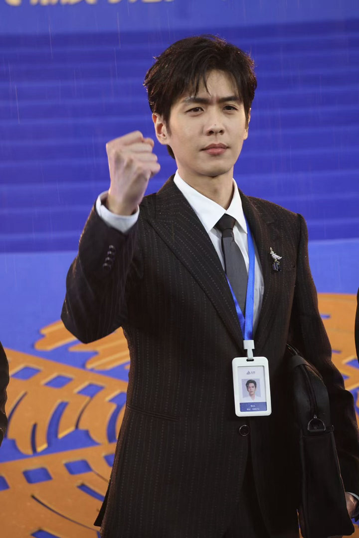 张若昀北京国际电影节北京电影节开幕式张若昀 张若昀一身条纹西装亮相北影节红毯，大