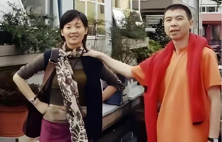 刚相识时，在冯小刚眼中，徐帆美得宛如一朵娇艳欲滴的花。然而婚后，再看徐帆这朵曾经