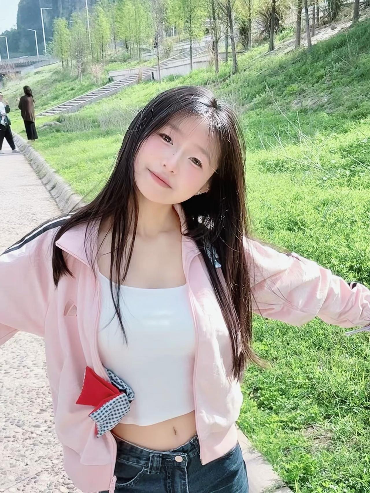 绿野仙踪路，粉衣少女行。粉衣仙子照 林间粉衣少女 粉纱少女照