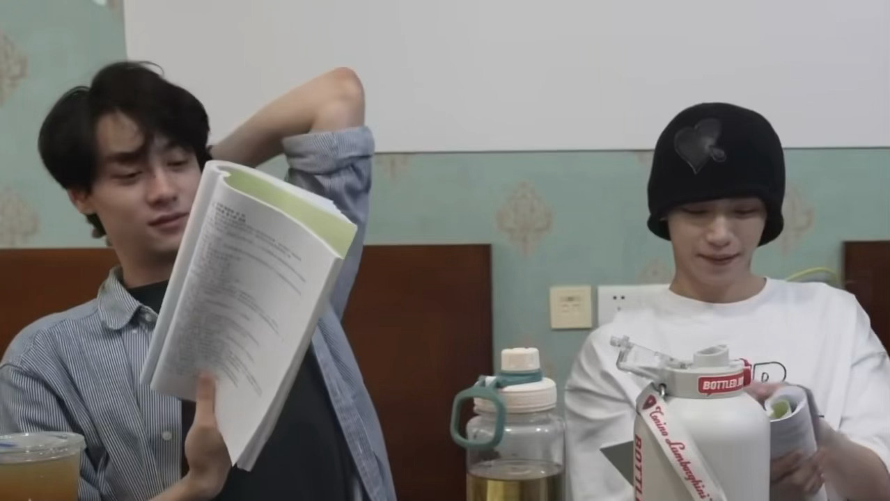 今天是雷朋剧组相识两周年，也是雷子洗头两周年啊，哈哈哈~ 
