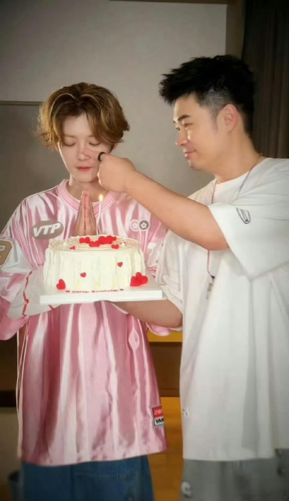 陈赫今天顶替鹿晗工作室哈哈哈哈哈陈赫晒鹿晗live图 陈赫晒的鹿晗庆生live图