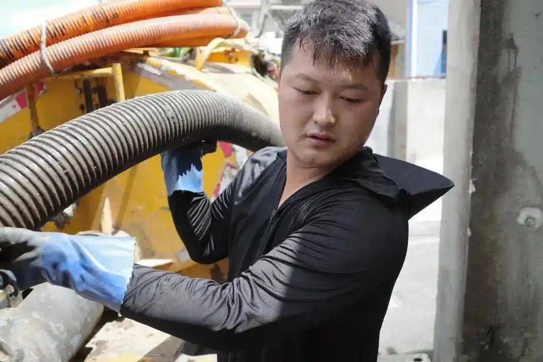 吵翻天！安徽淮北，一男子从事掏粪工作，因为自家有公司也挣了不少钱，但结婚时他却做