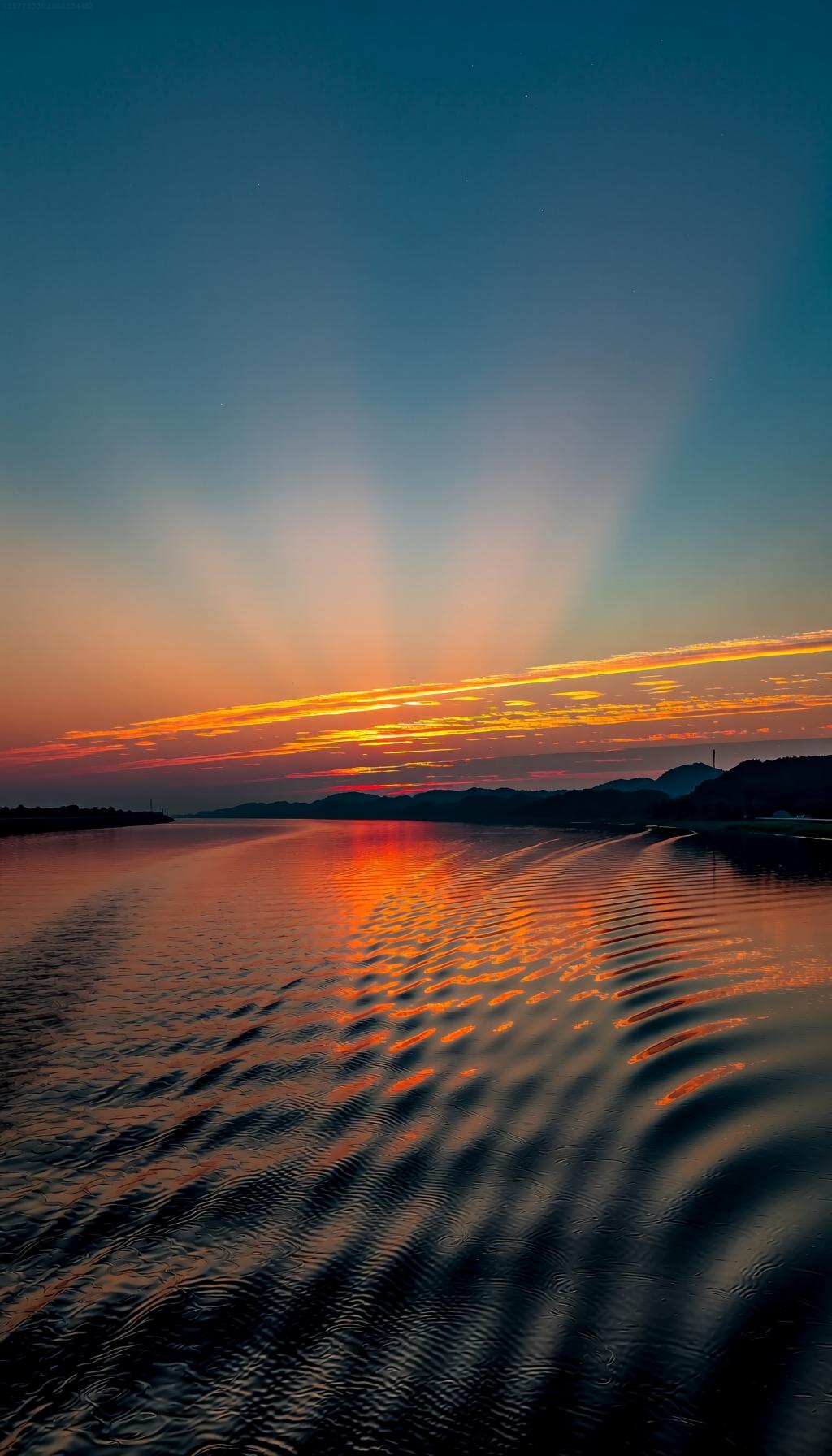 上联:日落西山霞光起
下联:江水东流波浪长