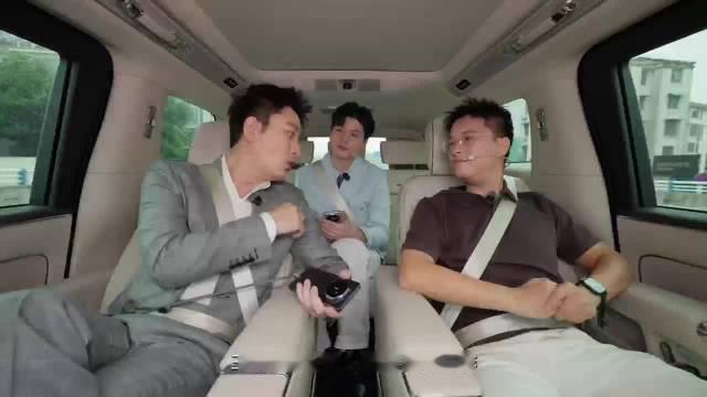 #贾乃亮直播挑战15分钟满血# 尊界V800二排灵云座椅自适应，三排空间宽裕。±12° 后轮转向，5