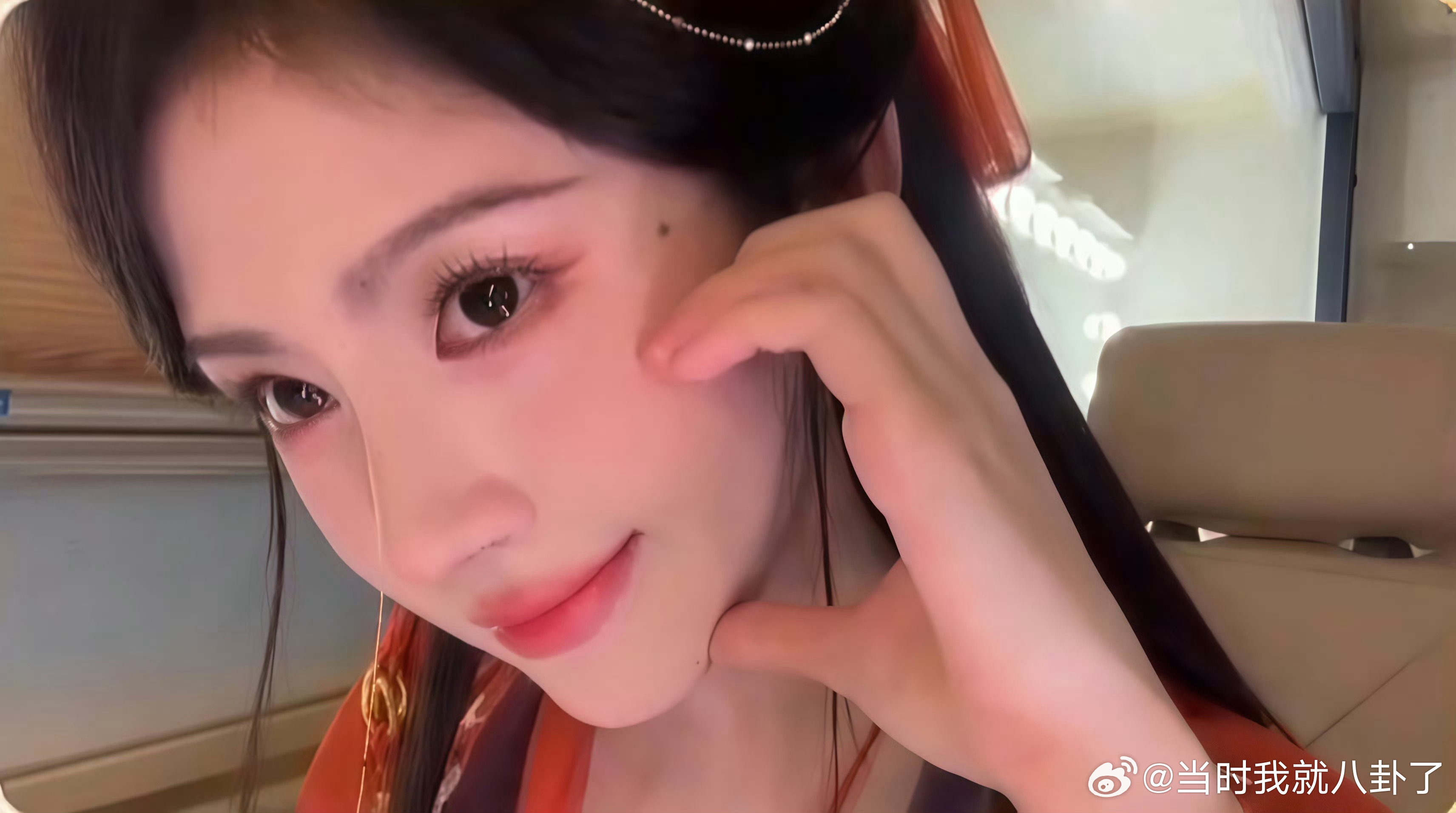 千香直播里的鞠婧祎好萌呀，耍酷比心小猫耳朵样样都做的可爱，看的人哈特软软，完全是