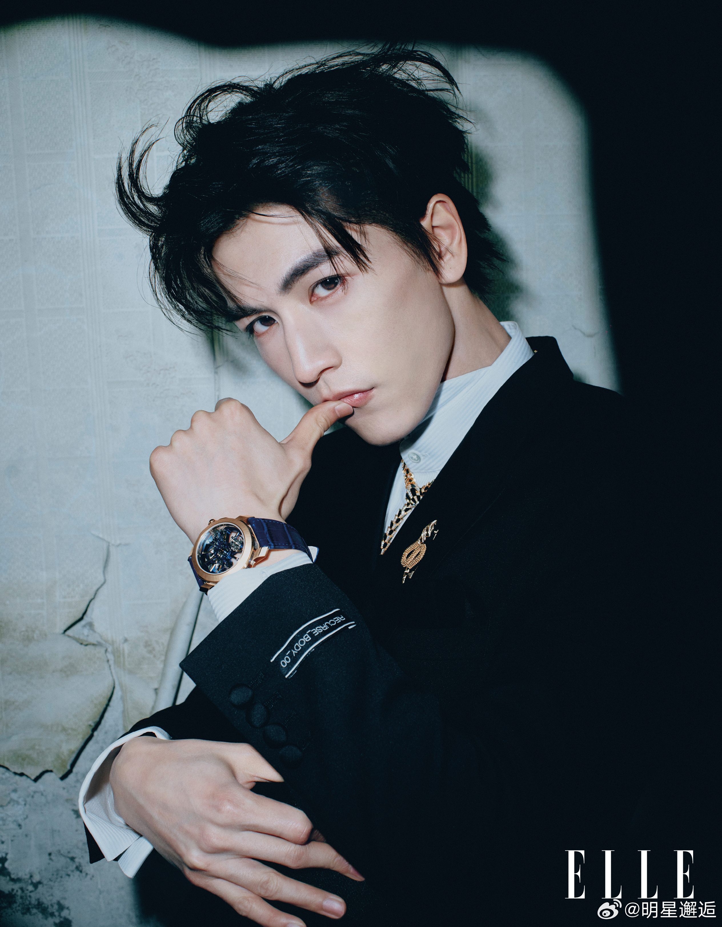 ELLE四月刊张凌赫封面 张凌赫时空折叠大片时尚感爆棚，各种风格都可以驾驭，解锁