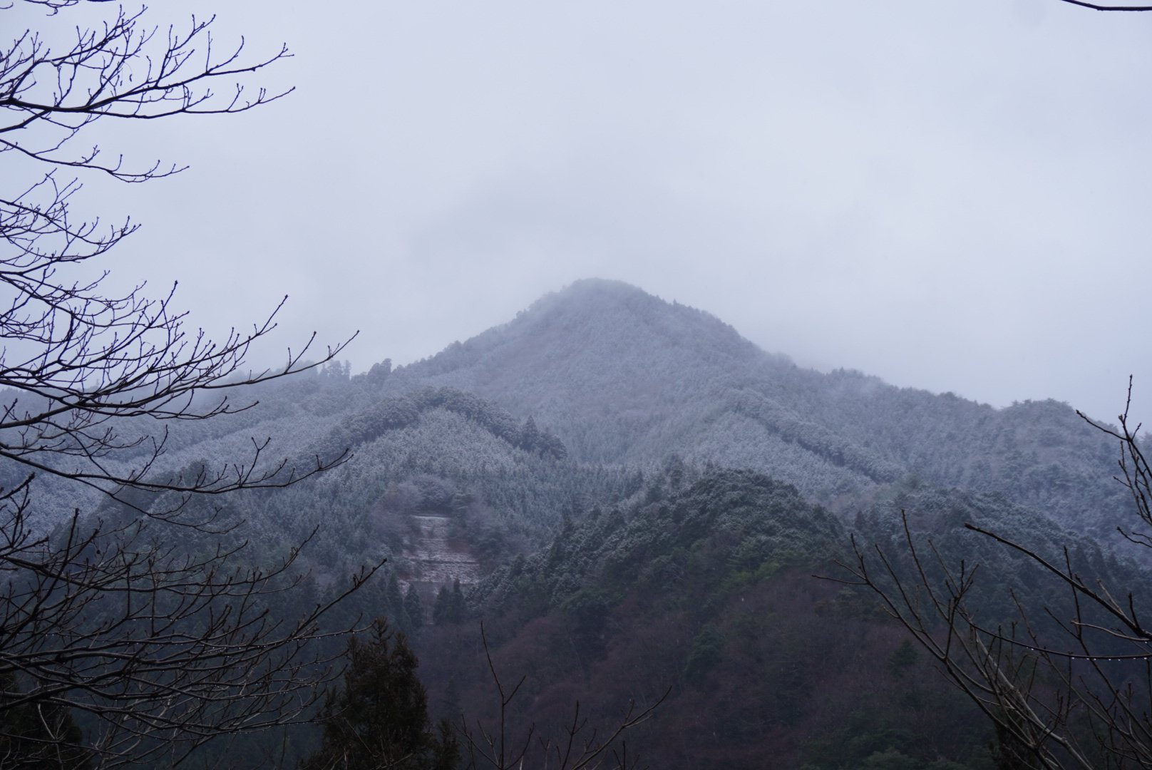 《山上宗二記》记载，村田珠光所喜好的茶趣是“雪の山”（雪中之山，或雪满山）。  