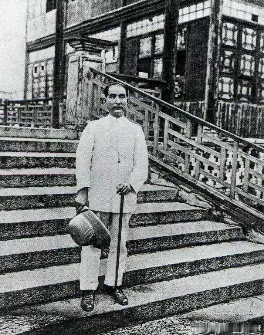 1917年7月17日孙中山抵达广州后留影，7月6日他南下组织护法运动历史影像