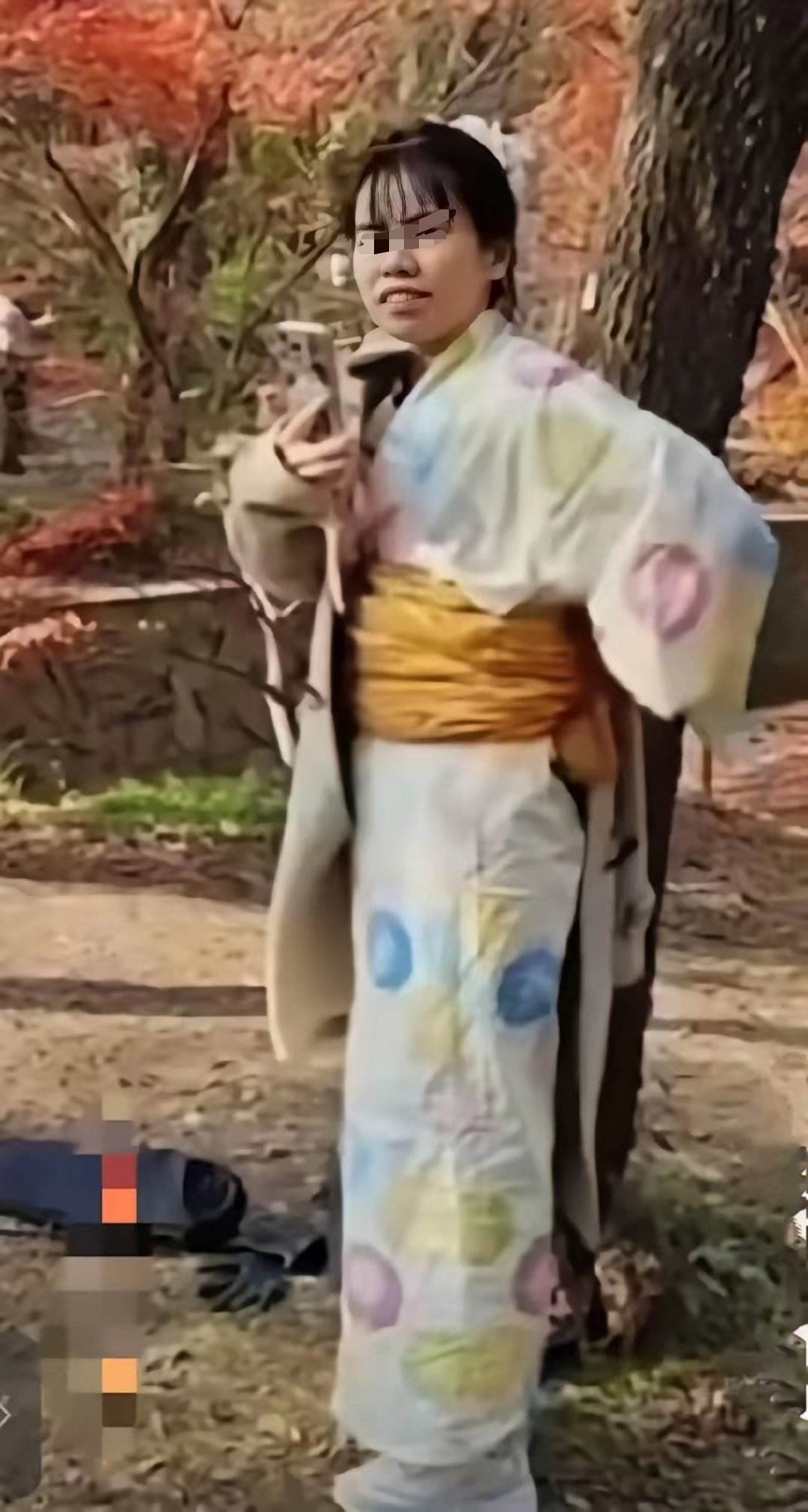 南京中山植物园是明确禁止穿和服的， 这个女人进园的时候没穿，是进了园之后又偷摸换