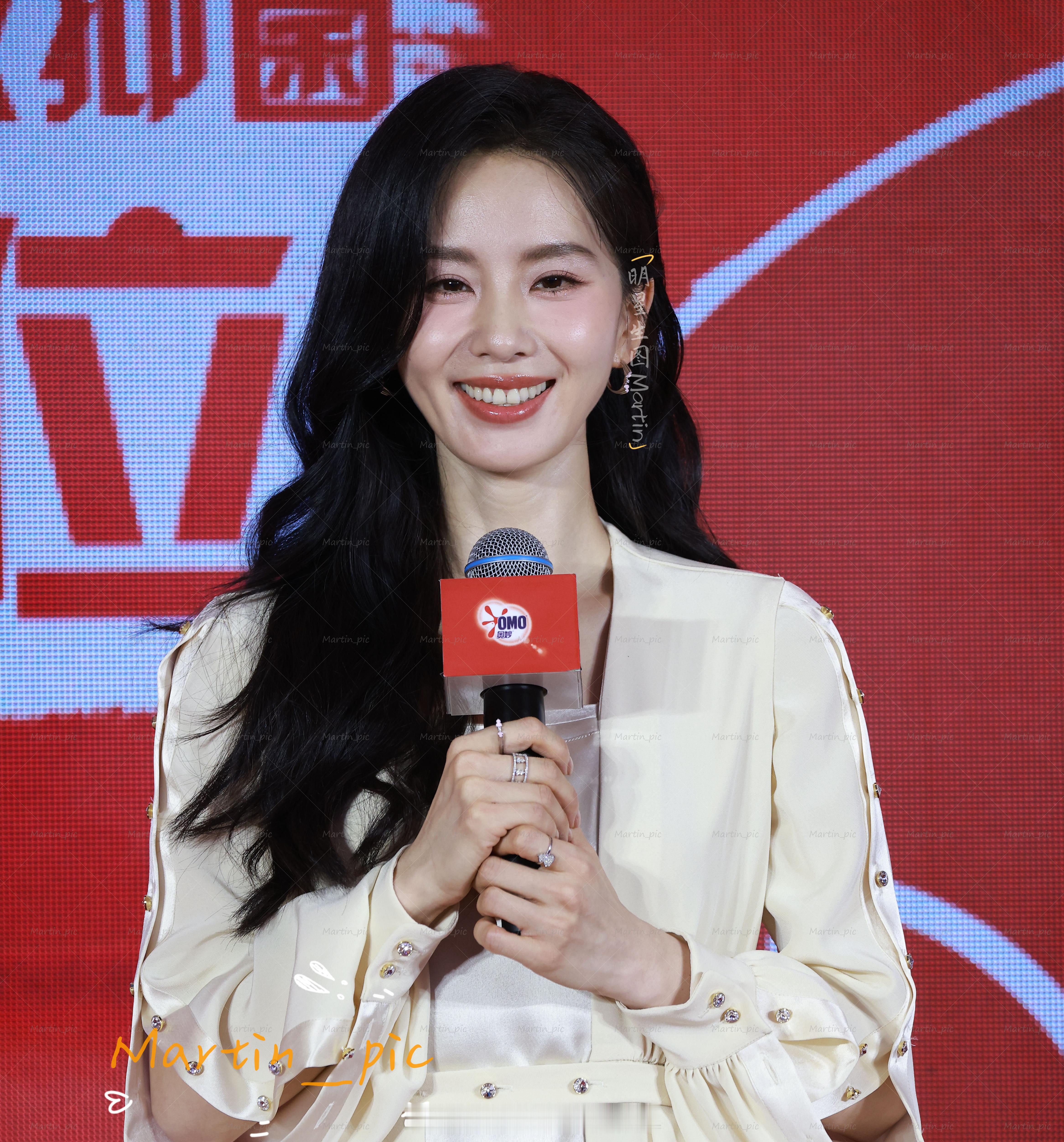#刘诗诗[超话]# 刘诗诗奥妙线下活动，相机直出生图诗诗姐驻颜术太强了，招牌甜笑