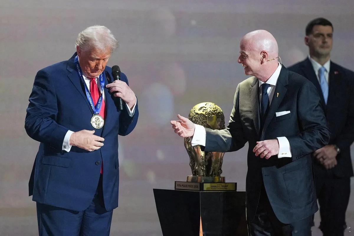 【特朗普获得首个国际足联和平奖，球迷们纷纷发表评论：“这太可悲了”】（独立报）在