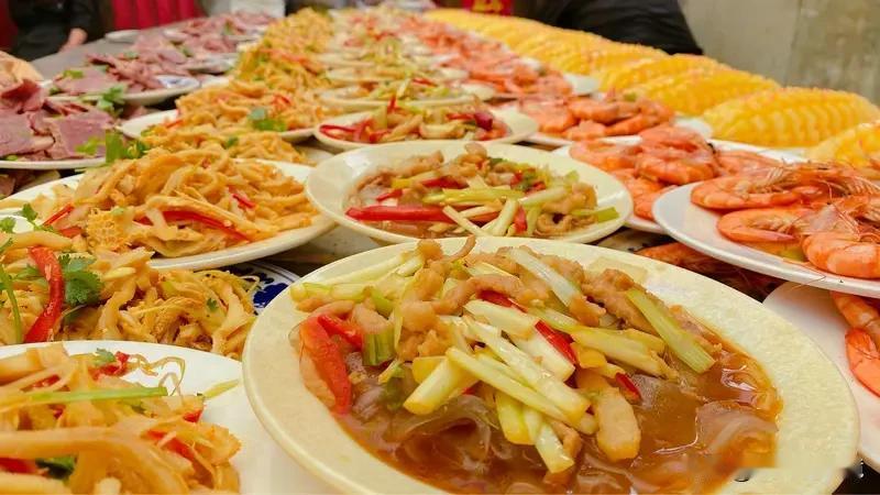 男子吃席首道菜是一盘雪上一根香菜 最近网上有个超火的事儿，一男子吃席首道菜竟是一