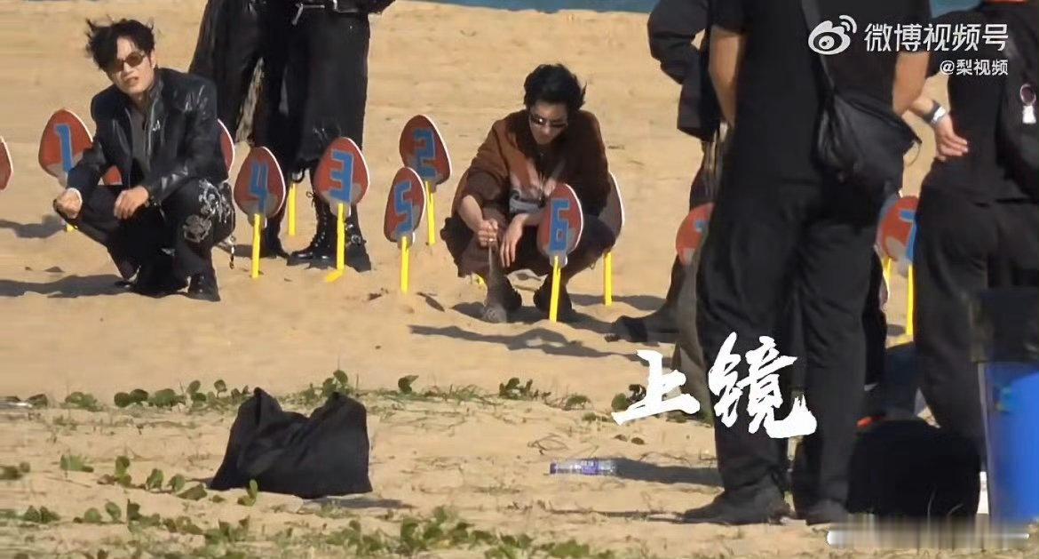 王鹤棣不语只一味偷偷玩沙你好星期六你好星期六全员团建路透王鹤棣王鹤棣偷偷玩沙的样