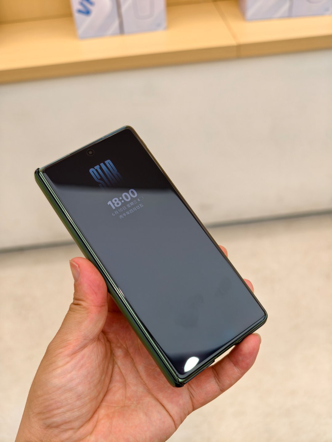刚给vivo X Fold5换上新膜，坐等新一代X Fold6登场！该说不说，v