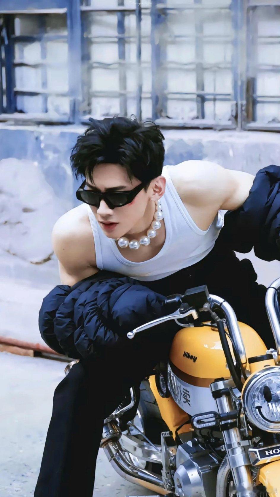 白敬亭[超话]  我了个超绝白敬亭  奶系男友 成熟系身材 这八块腹肌好健硕 真