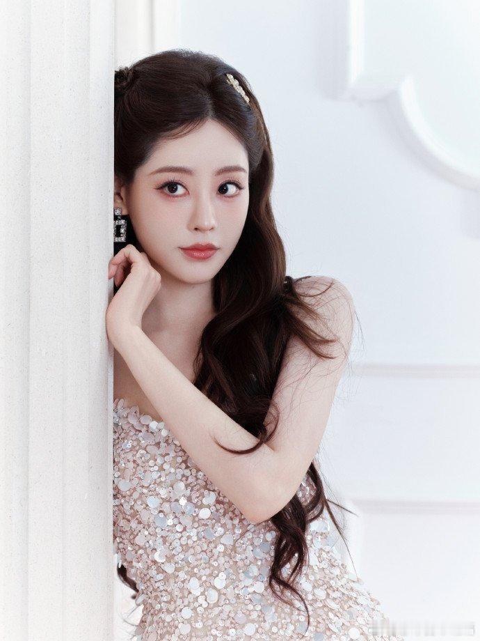 晚宴上的公主祝绪丹RV晚宴上的祝绪丹祝绪丹穿这身亮片裙像把星光揉进衣摆，连手里的