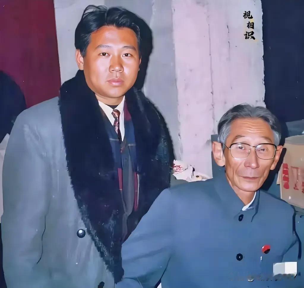 马三立和身后这个小子的合影，普通到不能在普通了，有谁看出他日功成名就，成有相声界
