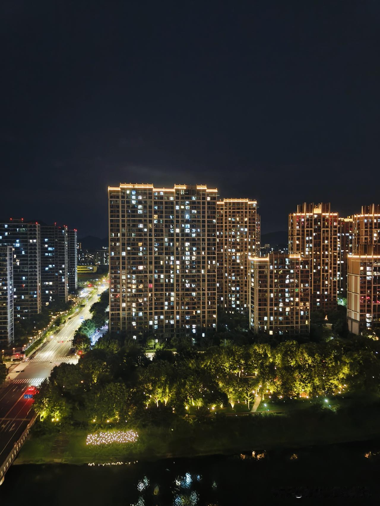 晒图笔记大赛夜幕落下，高楼亮起点点灯火，河水映着斑斓光影。城市的夜晚，藏着无数人
