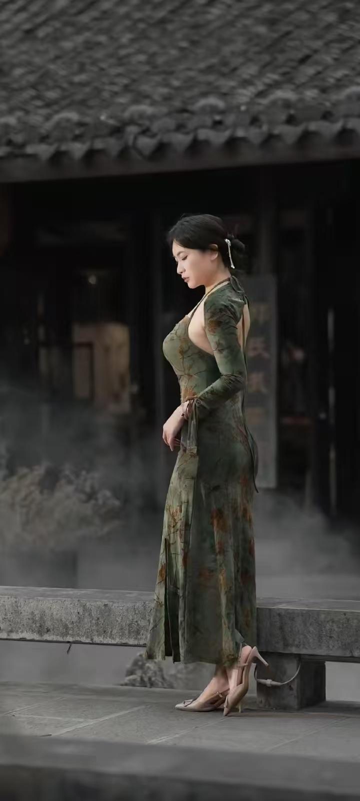 试对：

千层高山千层雾
万缕情丝万缕愁

******

网图侵删