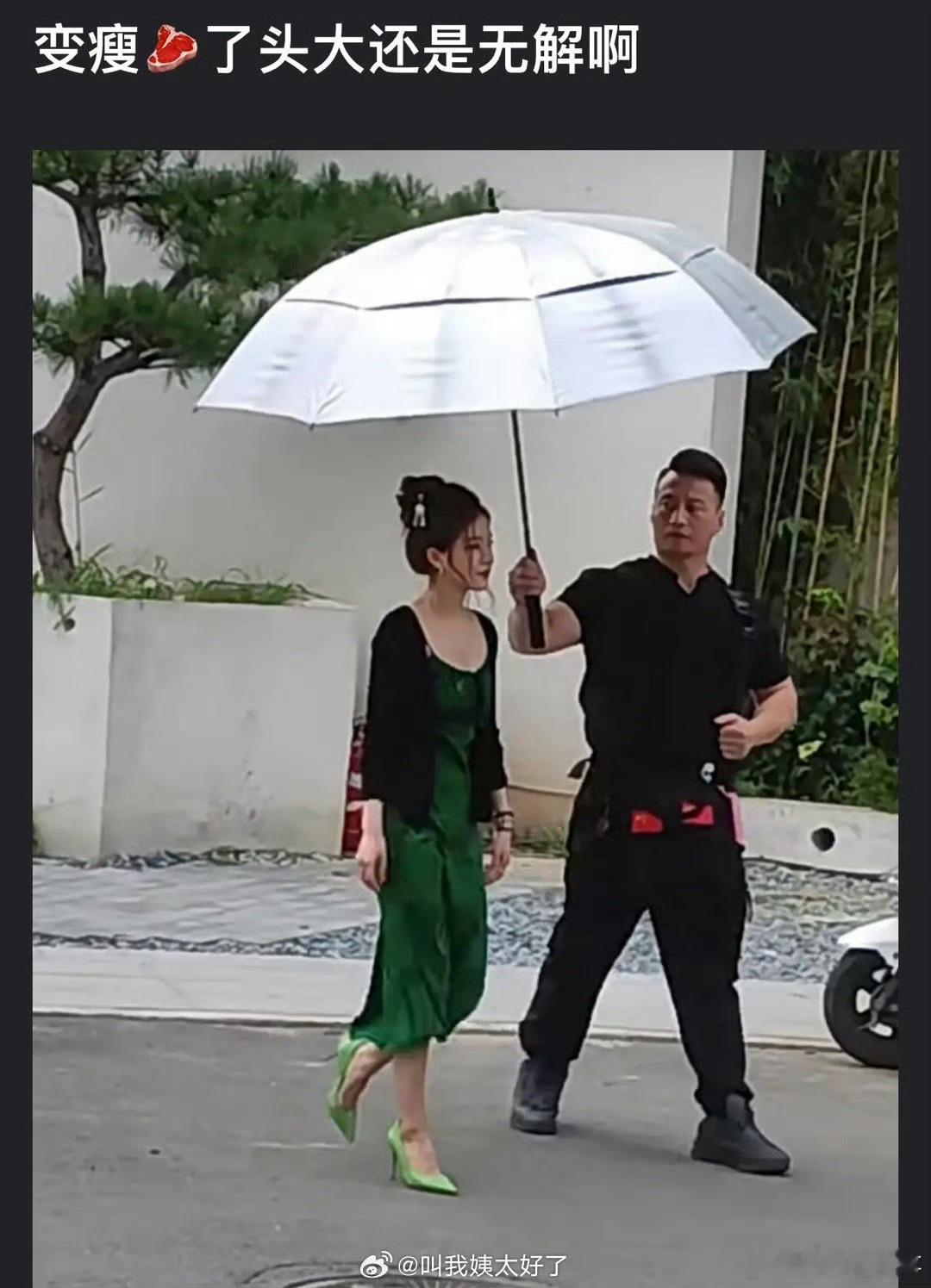 有网友说赵露思虽然瘦了但头跟旁边保镖差不多大，头大好像是无解，大家感觉赵露思头身