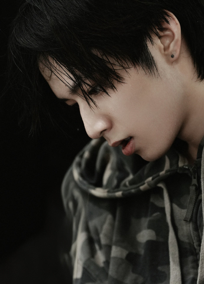 刘耀文广州演唱会彩排照 刘耀文广州演唱会彩排照来啦，迷彩+棒球帽，这个耀文帅气值