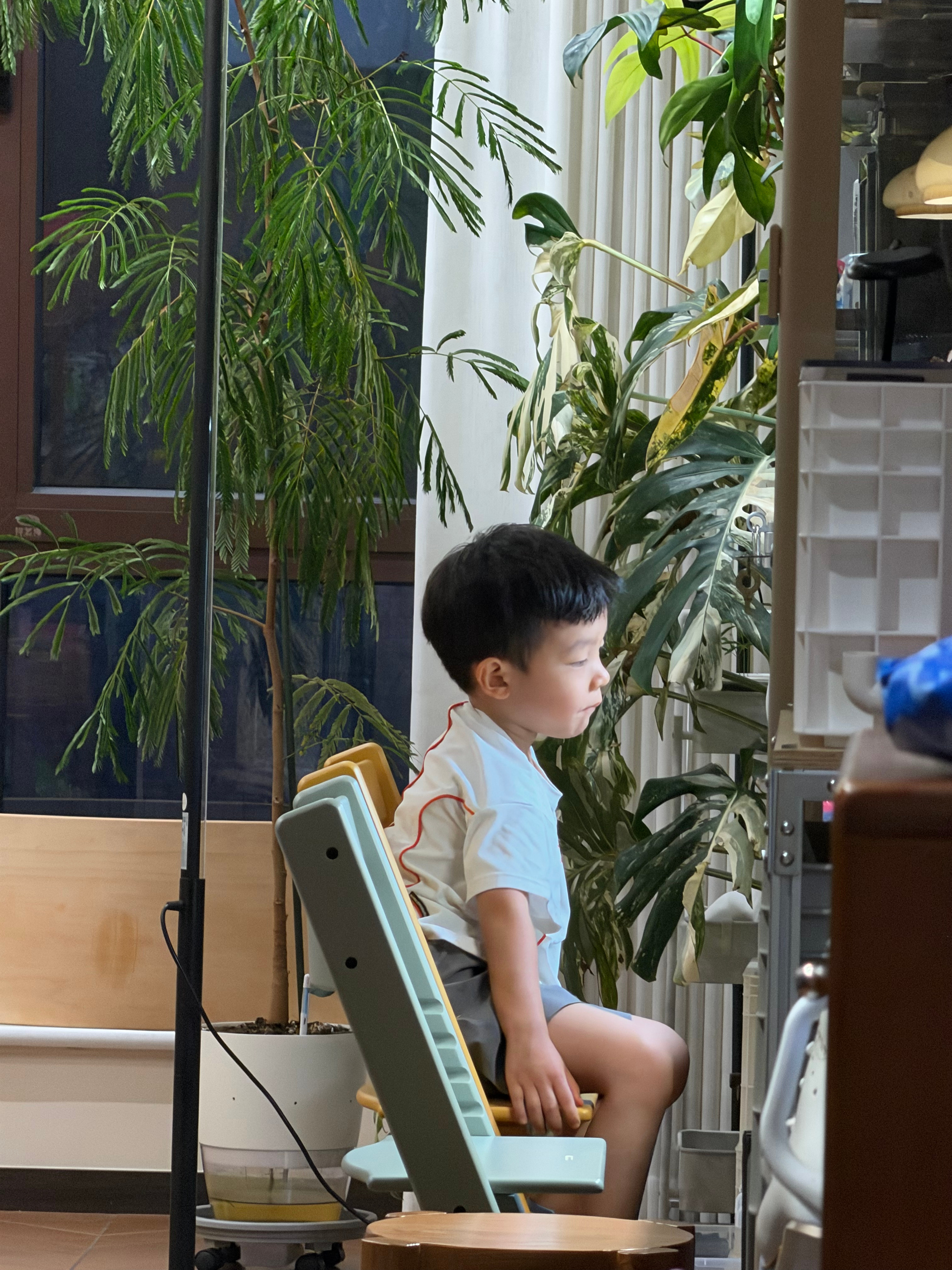 我们家晚间日常，一位认真写字的美女子，一位看似坐在ipad前学象棋，但脑子估计已
