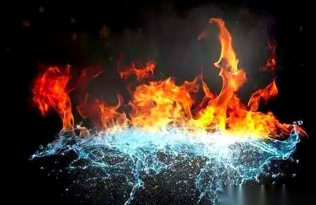 嘴里烧着火，脚下踩着冰。
上半身是夏天，下半身是冬天。
你是不是也这样？
我跟你