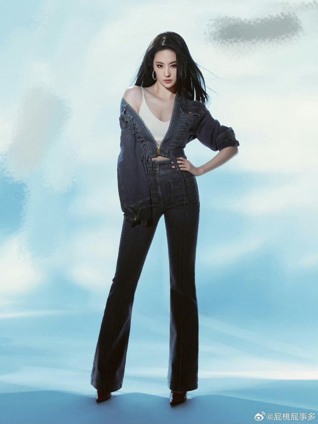 刘亦菲还是太全能了刘亦菲半跪在地这个姿势好帅我菲神还是太全能了，半跪在地这个姿势