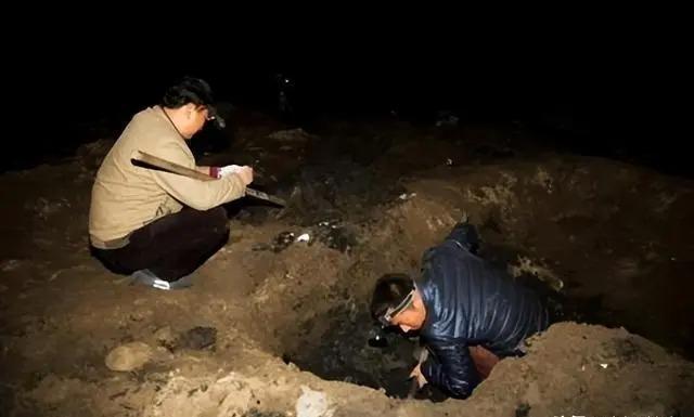 “我挖自家的祖坟也犯法？”陕西，一男子无意间发现自家祖上是名门望族，他觉得祖坟里