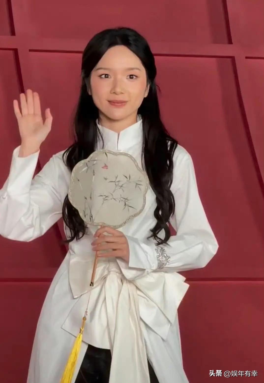 芭莎之夜李思潼遭到不少网友群嘲。虽说已经正式踏入演艺圈发展，但同场一众女星放在一