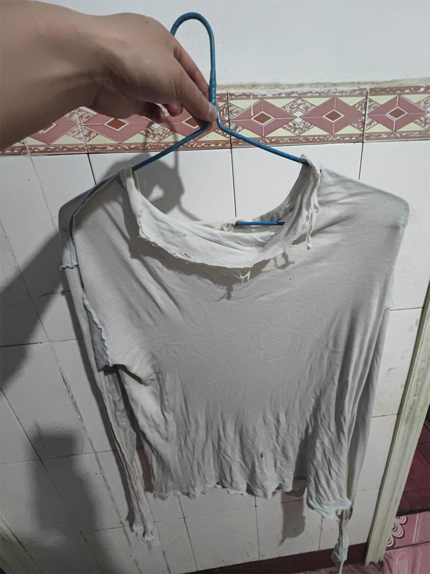 谁家还没这么一个老人呢？五个女儿，一个儿子，衣柜里新衣服都放发霉了，他就天天捡着