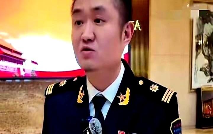 德云社30周年封箱夜，郭德纲、岳云鹏都在台上，流量C位却被远在齐齐哈尔吃面的曹云