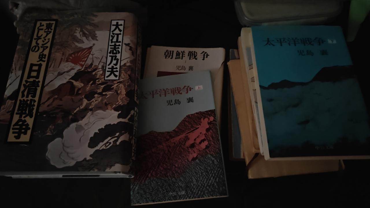我昨天啃了一天日文版《日清战争》跟《朝鲜战争》，其中作者儿岛襄毕业于东京大学法学