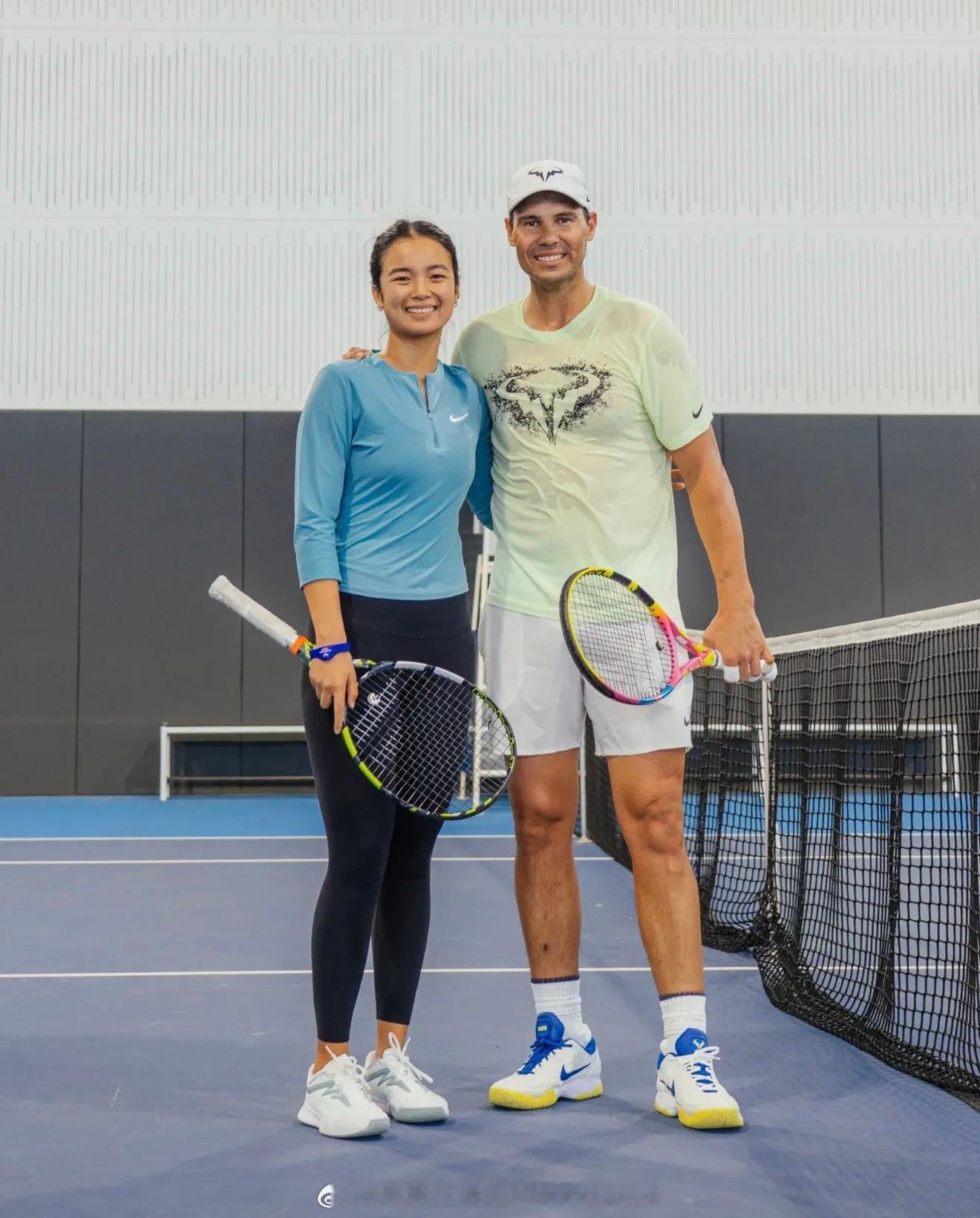 【久别球场的纳达尔陪埃拉训练】纳豆的鞋子很美的感觉。