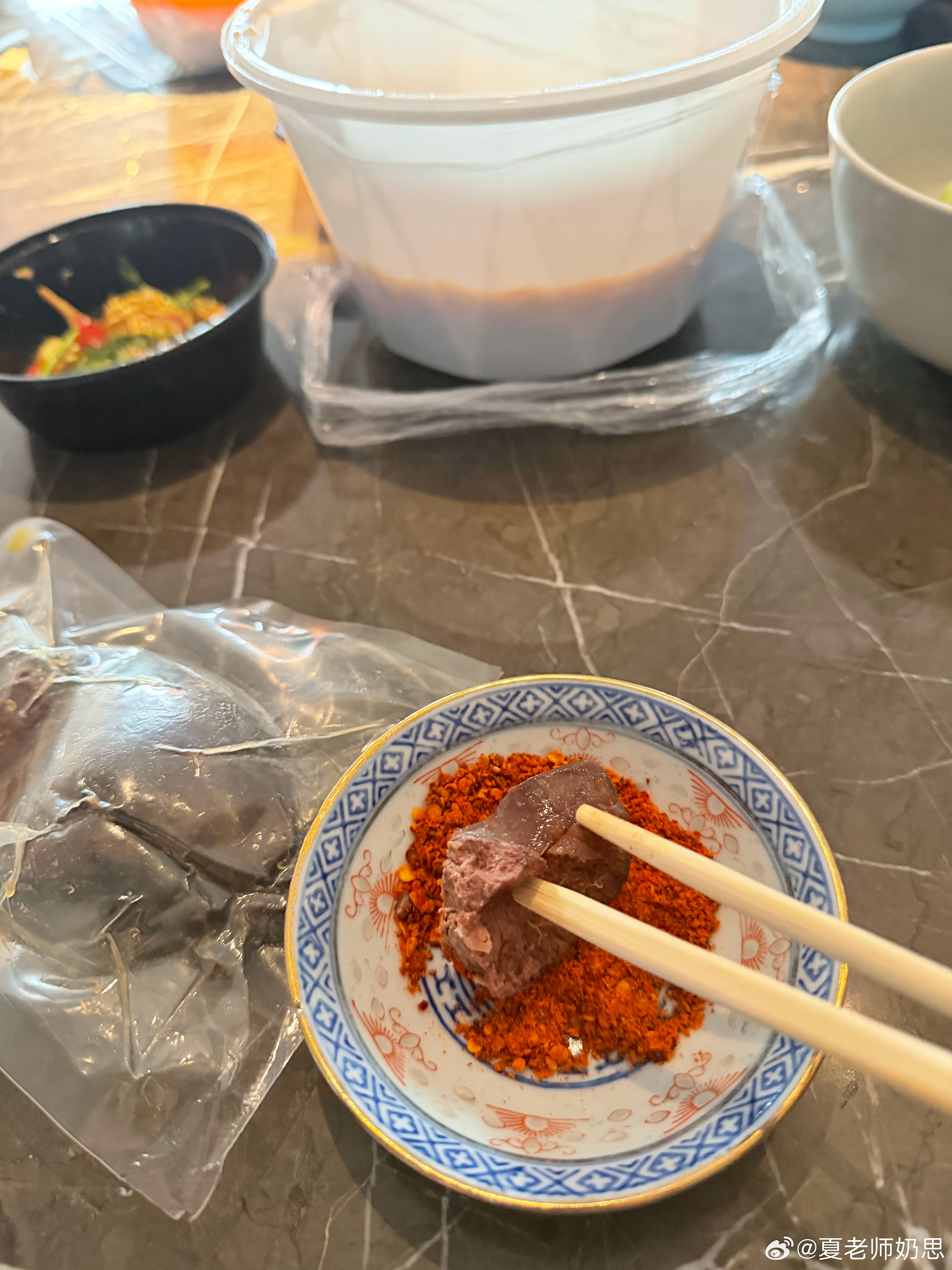 小时候觉得猪肝是全世界最恶心的最难吃的东西吃一口立马干呕反胃的程度长大后感觉这股