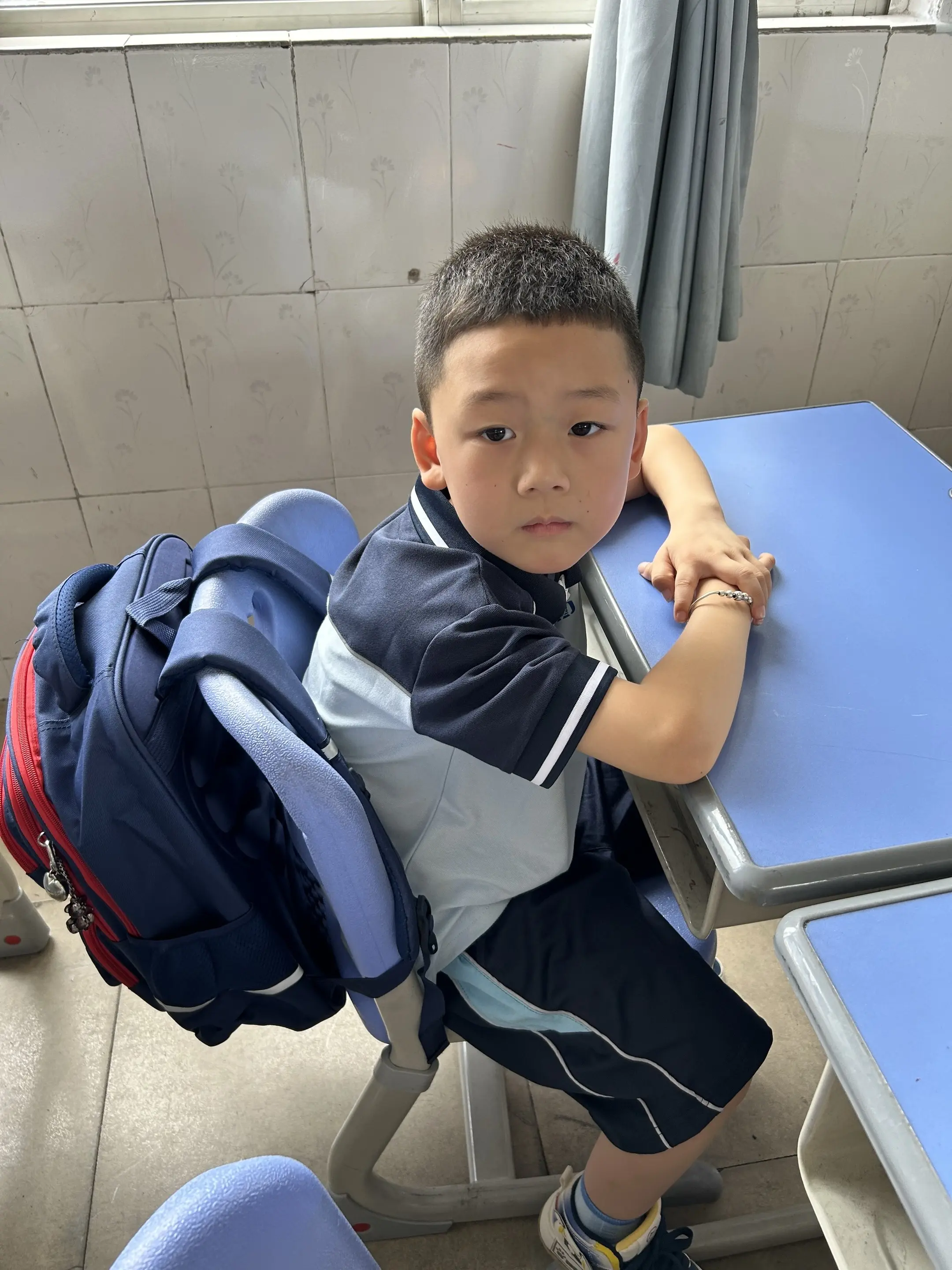 你上幼儿园我没哭，上一年级的你我哭了小小的你大大的书包，我承认我焦虑了...