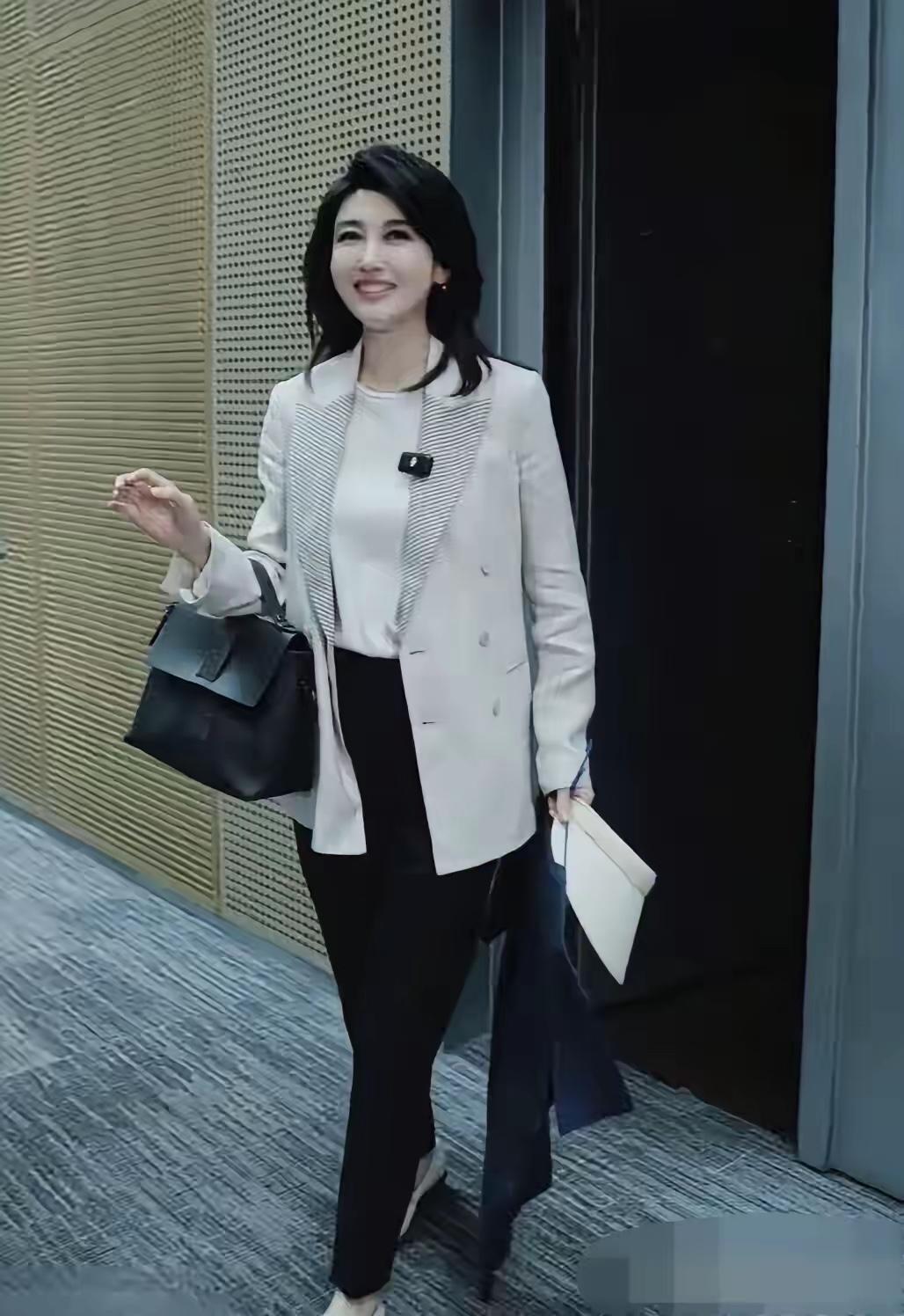 这个女生是谁？估计99%的人都认识吧，比李修平漂亮，比董卿有才华，猜猜她是谁？你