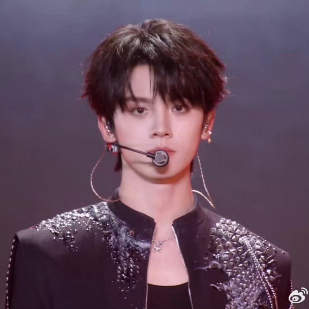 登陆少年二周年演唱会开场大屏登陆少年二周年演唱会开场大屏，被谁惊艳到了？朱志鑫，