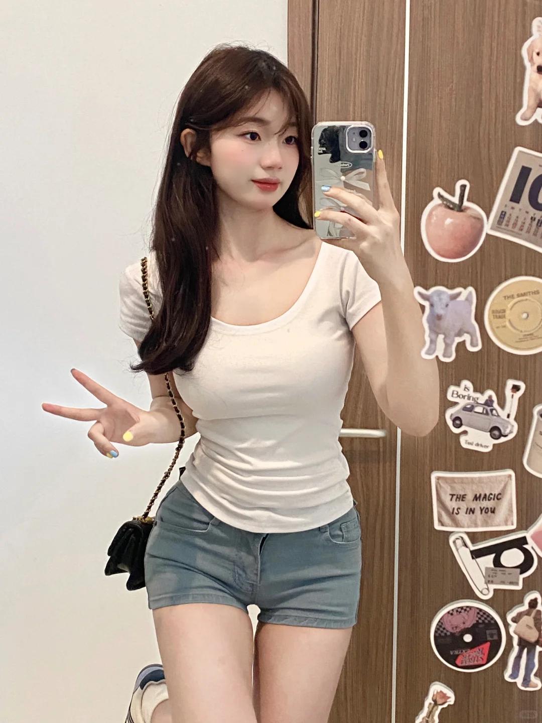 #夏日生活打卡季#✨👕 简约不简单，白色U领T恤邂逅牛仔短裤，夏日清新风来袭！