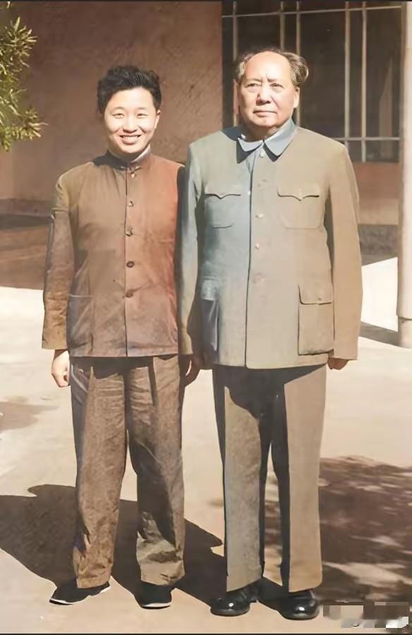 第一次见到这张珍贵老照片，十分难得，我已经收藏好了，也建议大家点赞留存。
 
大