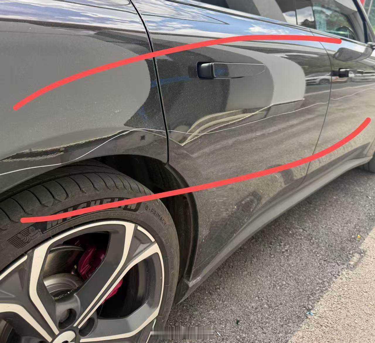 朋友今年才买的蔚来ET5T开的时候刮了边上的电动车，直接四个面油漆哈哈哈哈哈哈哈