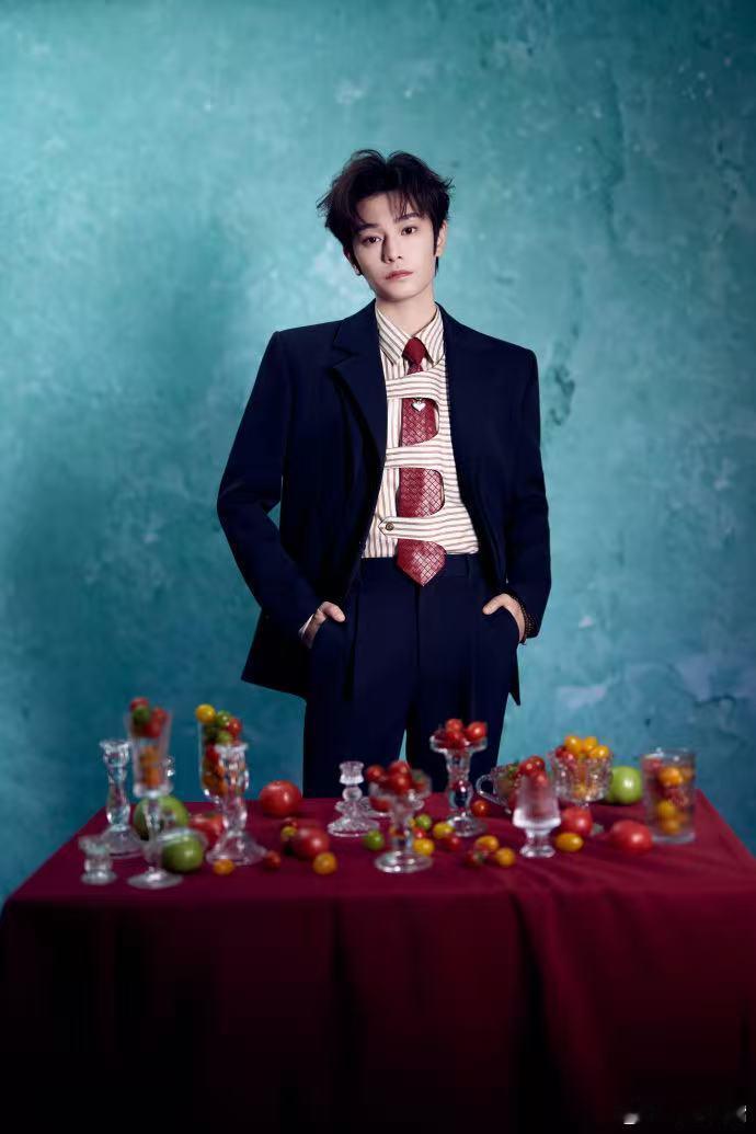 丁禹兮亨氏见面会 刷到丁禹兮亨氏见面会，直接被帅到！西装造型魅力十足，作为亨氏意