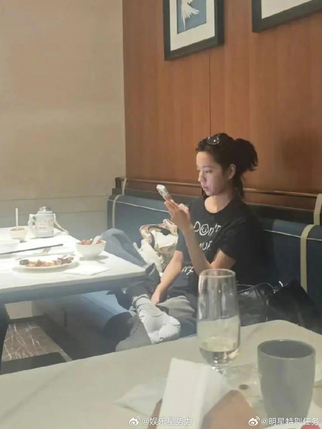 偶遇庄达菲吃饭敷面膜 网友偶遇一边吃饭一边敷面膜，满满得松弛感，私下状态也好美！