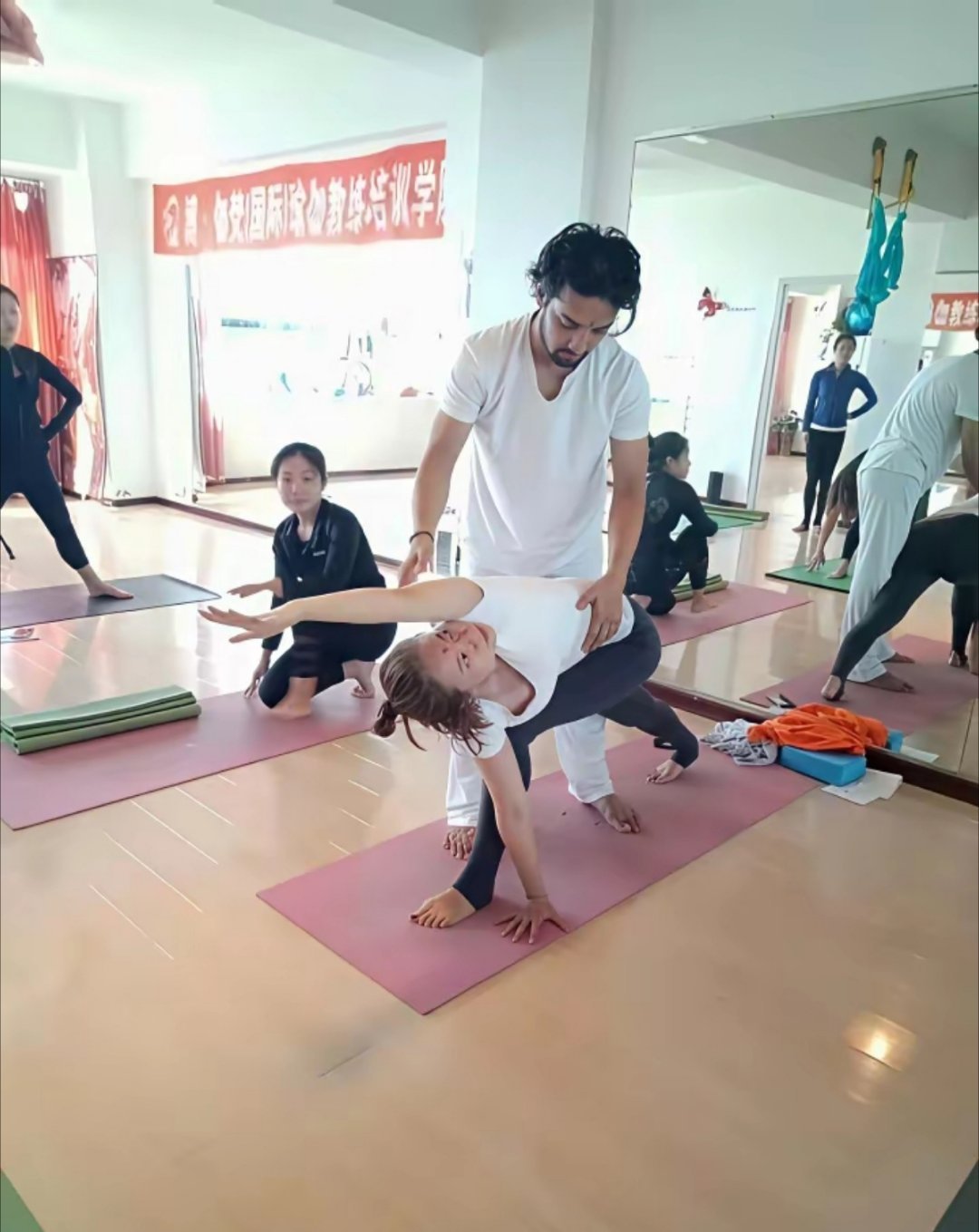 在华16年的印度教瑜伽外教分享在中国爱情故事，娶了大连的老婆是他的瑜伽学员，两人
