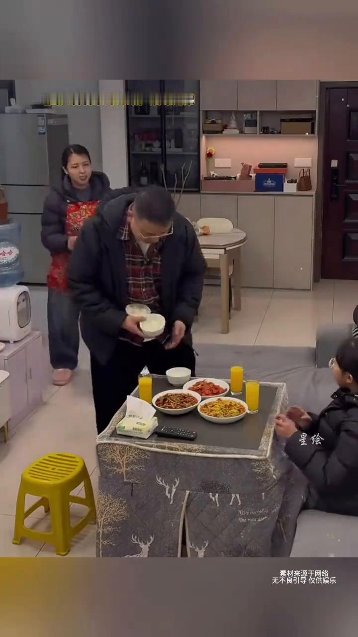 《回头看看来时的路》烟嗓兄弟。
丈夫倒果汁，藏着最真实的家庭日常。回头看看来时的