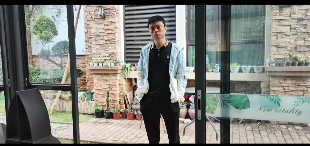 昨天晚上九点多钟，大侄子小峰在门口喊，刘娘刘娘！河北唐山口音。
​他刘娘赶忙回道