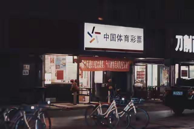 长沙福彩店主卢强，平日里维系老客时随手送出一张22元的快乐8彩票，谁也没料到这份