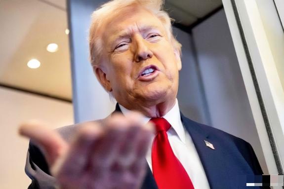 特朗普这回是真的赢麻了，委内瑞拉的黄金正源源不断运往美国。

可谁能想到，这满载