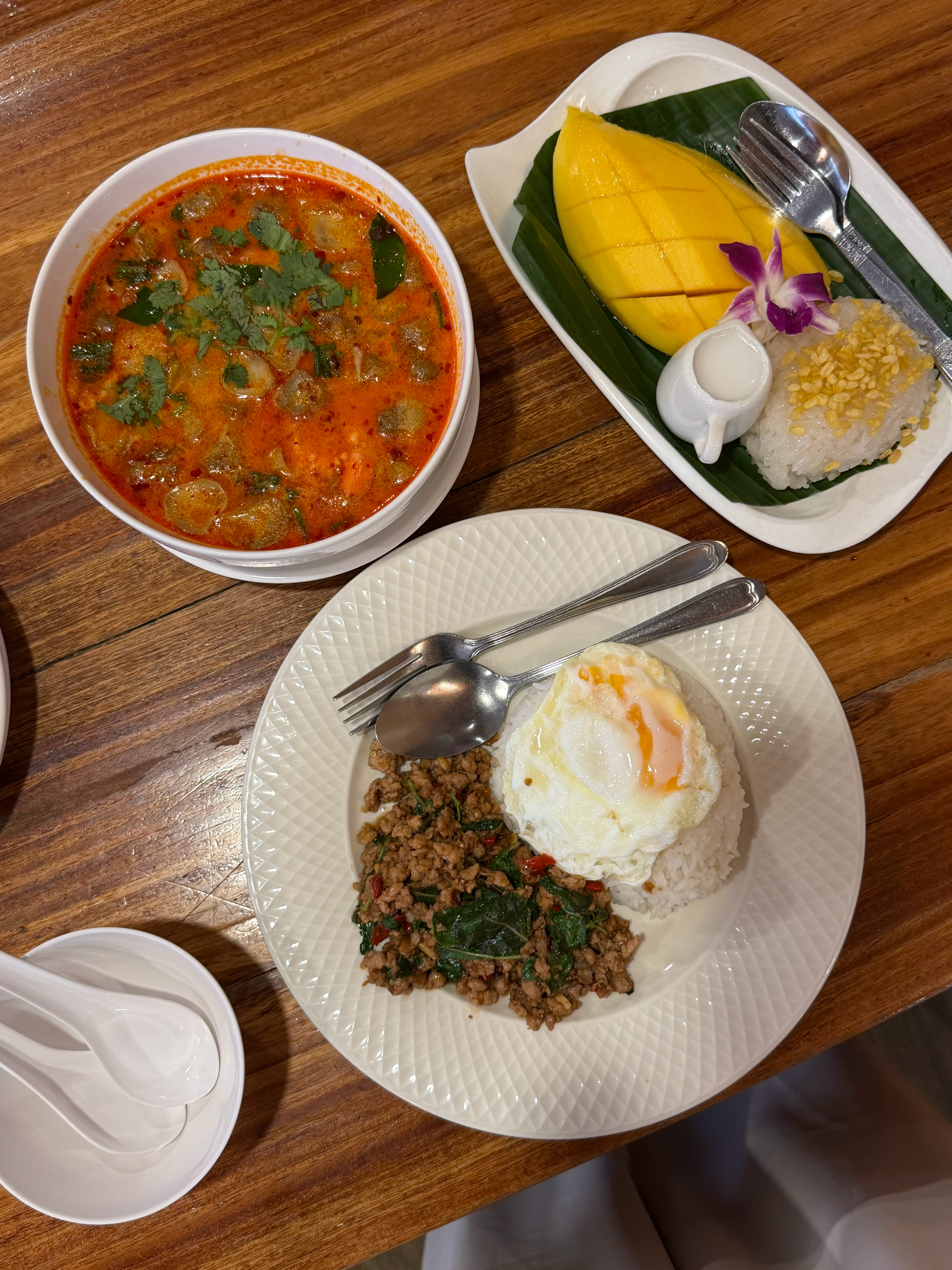 吃泰国三件套，芒果糯米饭+冬阴功汤+泰式打抛猪肉饭！ 
